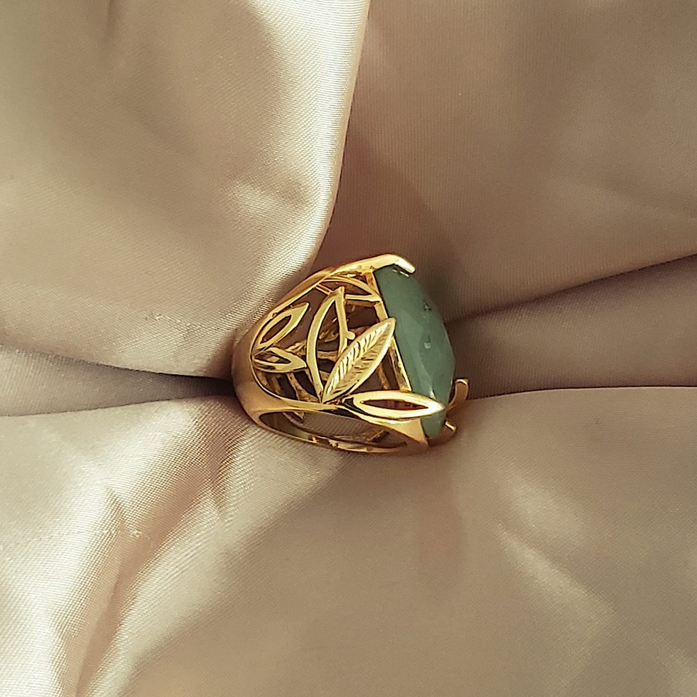 Green Aventurine Gemstone Ring w/ Vintage Olive Leaf Floral band in Gold. - Picture 2 of 5